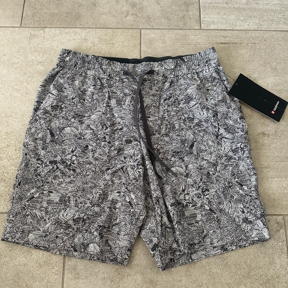 NEW lululemon athletica Men's Bowline Shorts 8” in Black and White Print